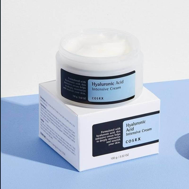Crème Acide Hyaluronique au thé vert COSRX 50 ML dans un pot ouvert montrant la texture de la crème.